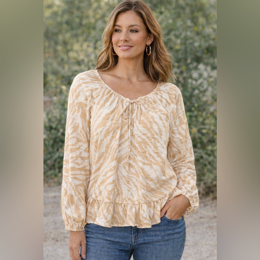 ⭐️GAP Beige and White animal print Patterned Blouse Ptp 19”